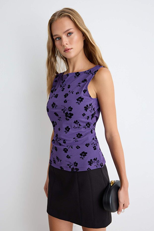 Mor Çiçekli Fitted Bisiklet Yaka Kolsuz Regular Tül Örme Bluz TWOAW27BZ00181