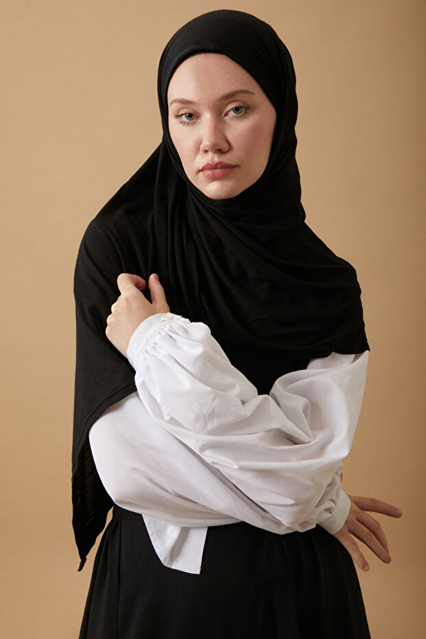 شال قطني ممشط باللون الأسود