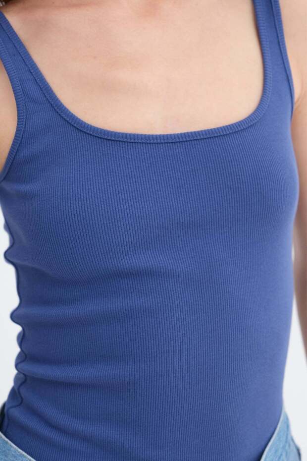 قميص بدون أكمام أساسي بحزام سميك A13404-J5 - 3