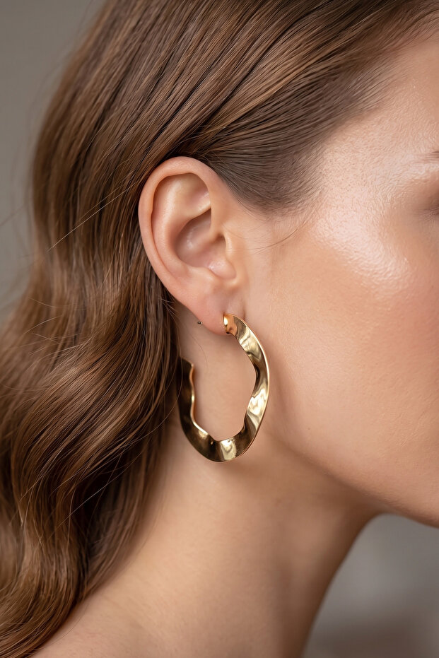 Metal Wave Hoop Earrings 7 Cm.