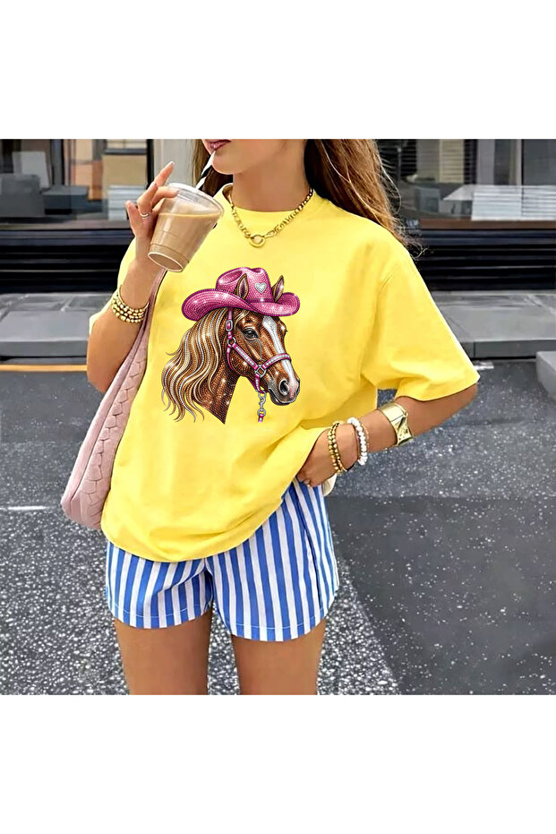 تي شيرت نسائي أساسي بأكمام قصيرة وياقة دائرية مطبوع عليه PARLAK AT