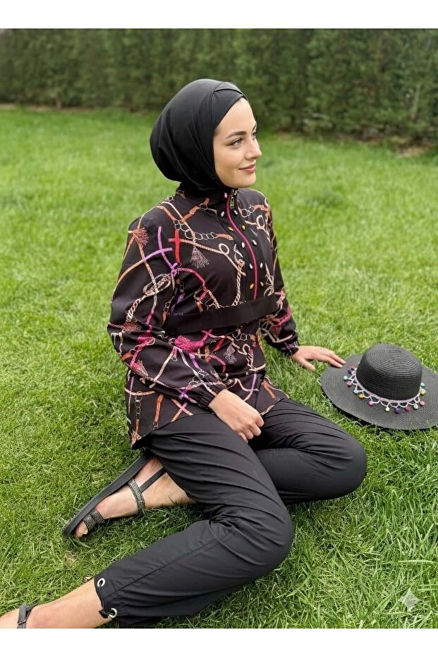 ملابس سباحة مزينة بسلسلة من الترتر ونمط مميز - 2