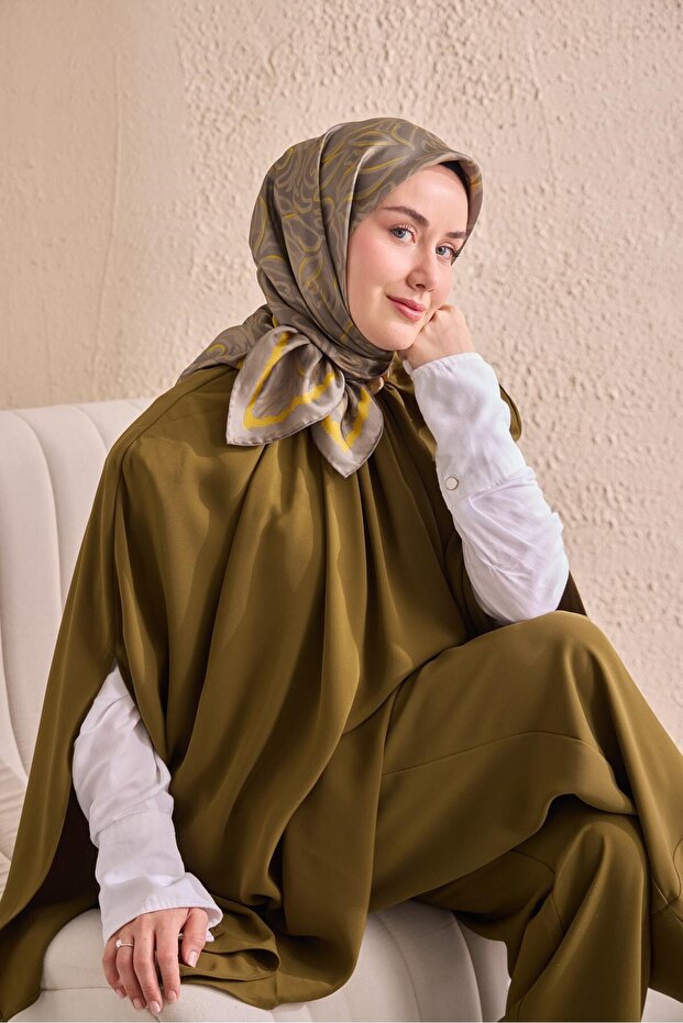 وشاح من الحرير المضلع باللون الأخضر والرمادي