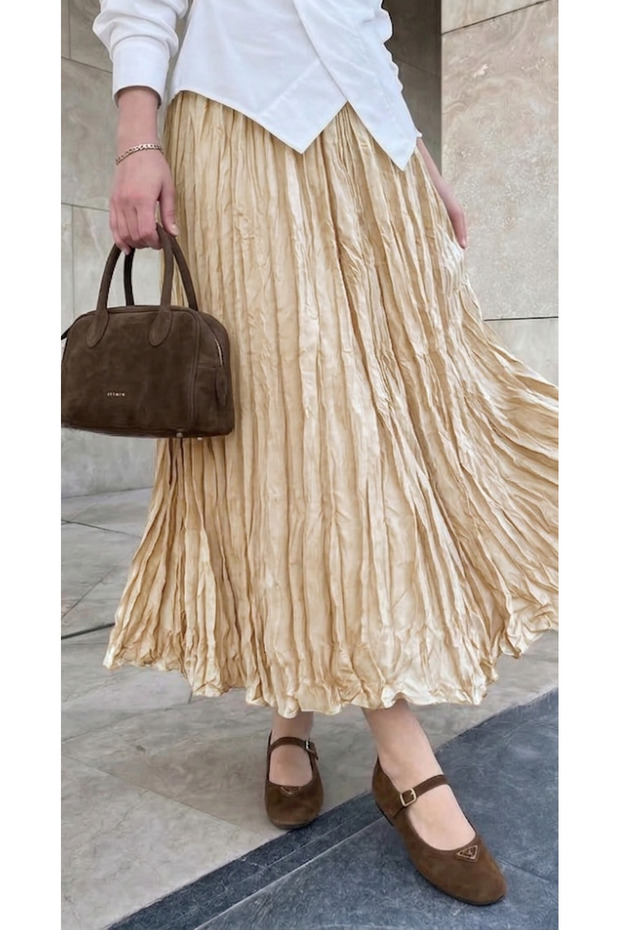 تنورة طويلة مطوية