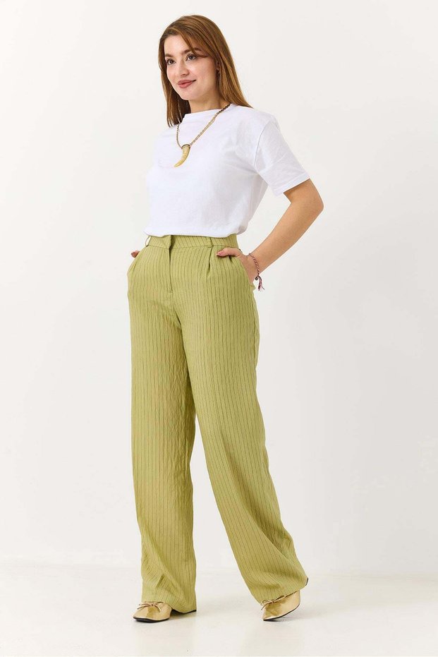 Women's relaxed fit wide leg seasonal trousers - green