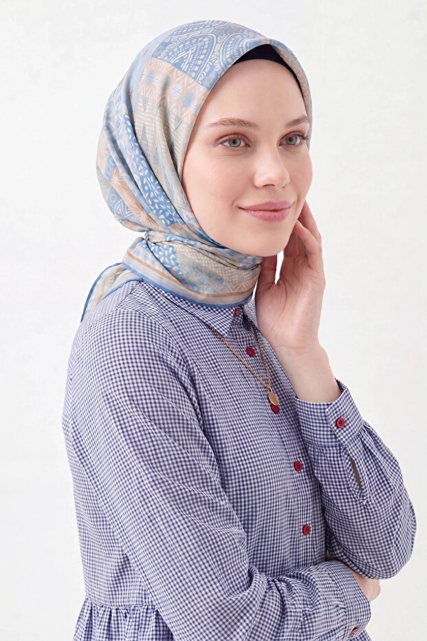 وشاح ناعم أصلي باللون الأزرق الفاتح