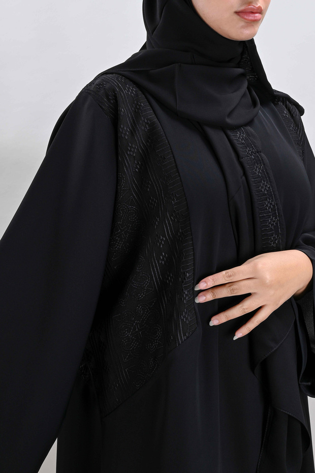 عباية كريب ناعم بتطريز اسود على الجوانب