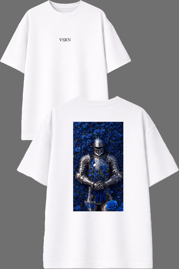 تي شيرت أبيض كبير الحجم بتصميم Blue Rose Knight وطباعة خلفية