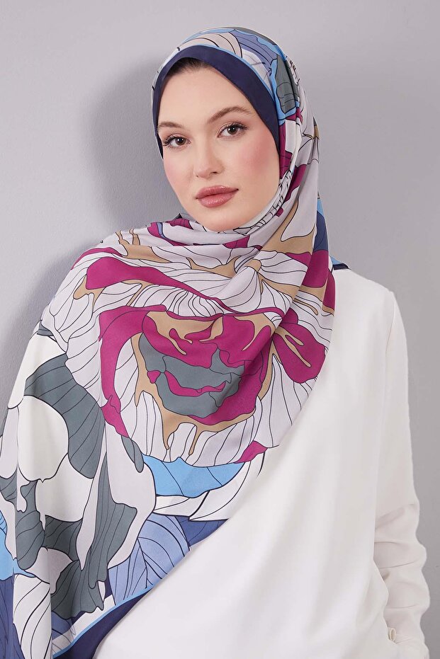 شال موس كريب بنمط زهور باللون الأزرق الداكن