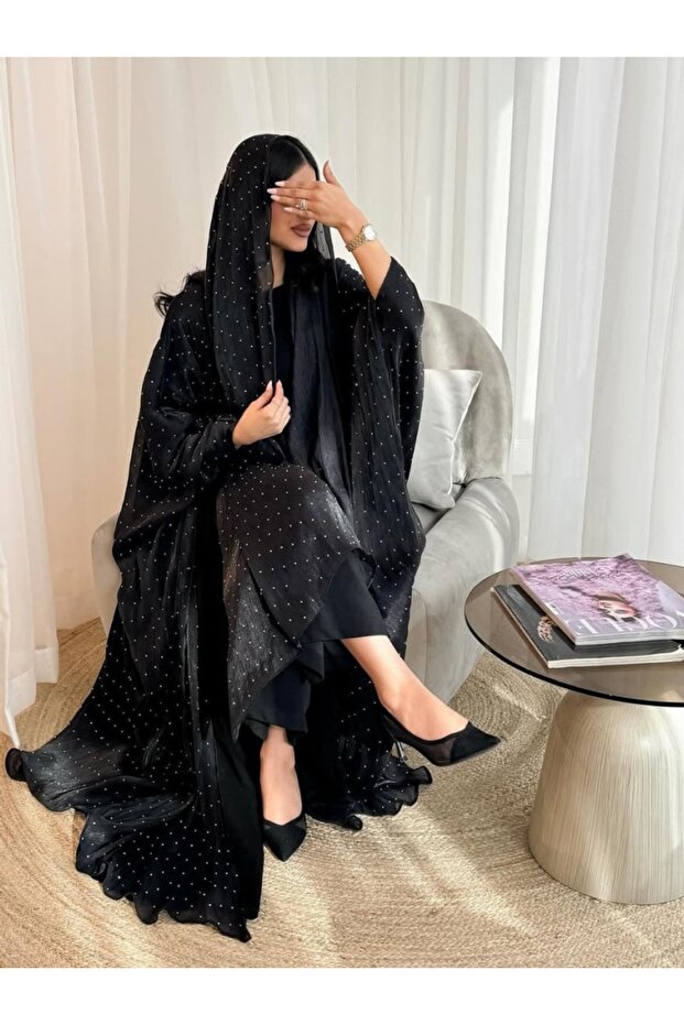 عباءة منقطة مزينة بالأحجار الكريمة مع فتحة أمامية، طقم من قطعتين يشمل غطاء الرأس