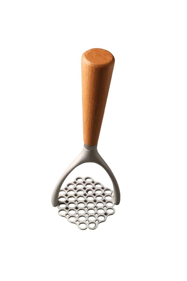Potato masher with 36 evenly distributed holes for consistent pressure, wooden handle, manual potato masher, for vegetables and fruits