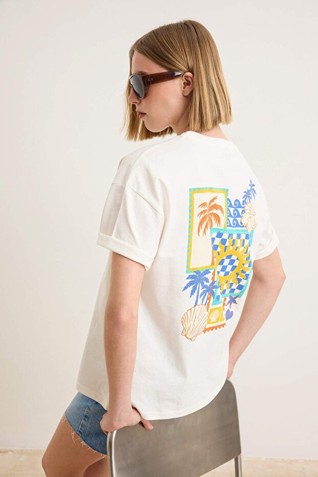 Trendyolmilla  Ekru Slogan Oversize/Geniş Kalıp Sırt Baskılı Uzun Tok %100 Pamuk Örme T-Shirt TWOSS26TS00089 - Görsel 2