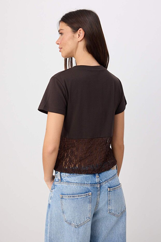 Kahverengi Düz Fitted Bisiklet Yaka Kısa Dantel Detaylı Crop Pamuk Ribana Örme Bluz TWOSS26BZ00726 - 4