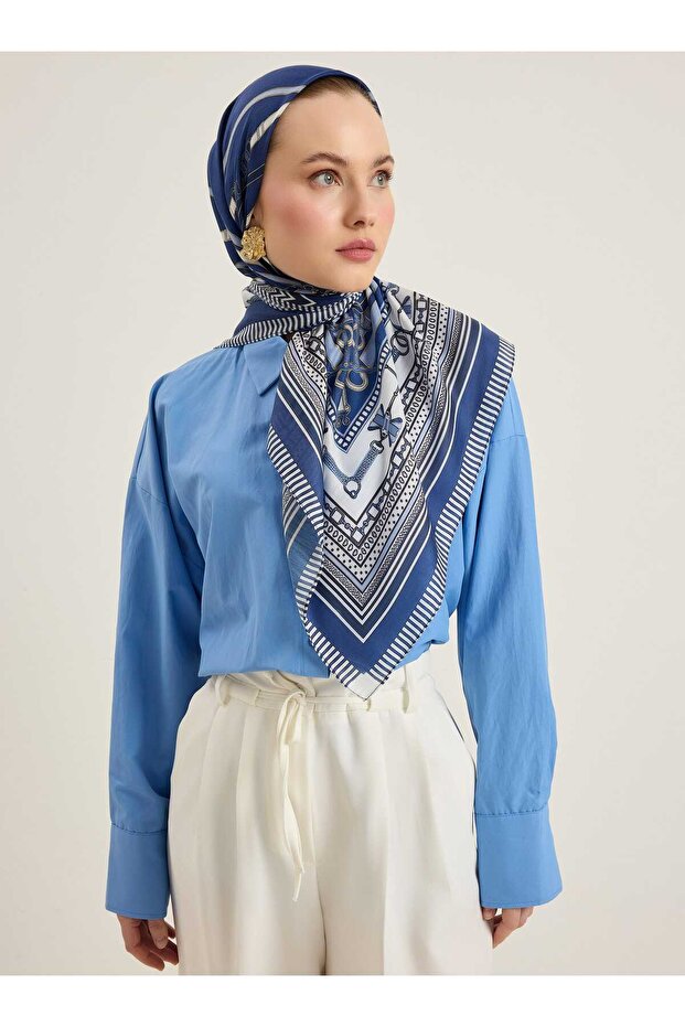وشاح ناعم منقوش بسلسلة باللون الأزرق الداكن -