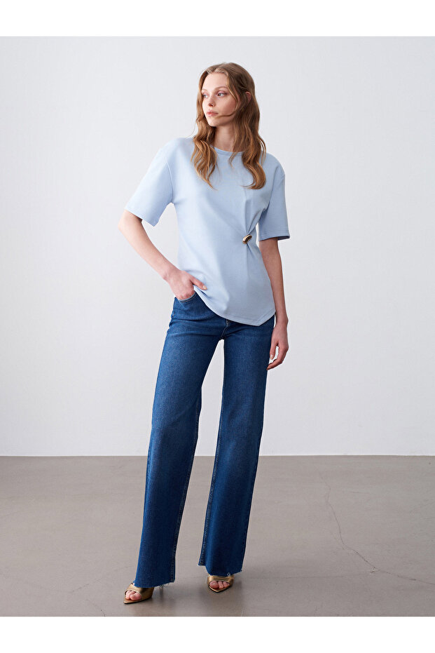 32445 Basic-T-Shirt mit Accessoire-Details – Hellblau - 4