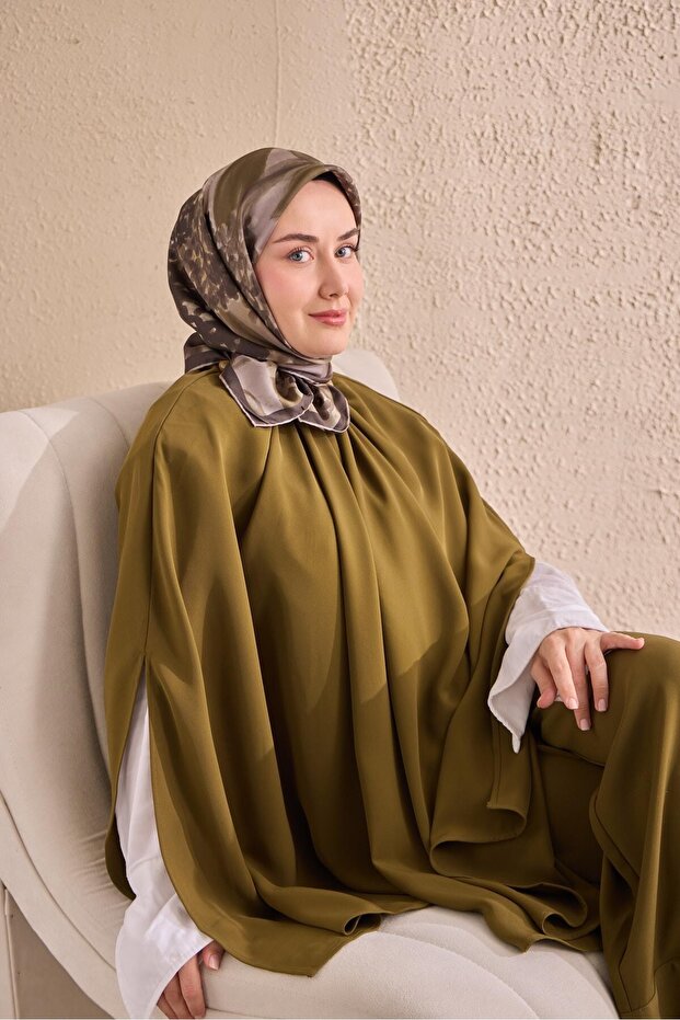 وشاح تويل سيلك بلوم باللون الأخضر الداكن 90x90