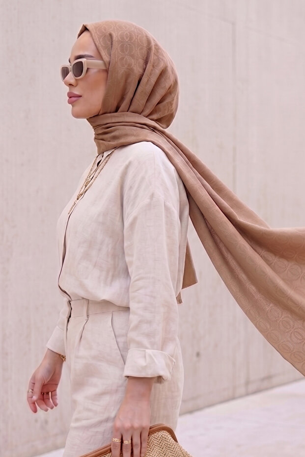 شال من قماش الجاكار القطني بنمط حلقي بلون بني حليبي