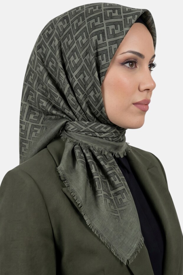 وشاح نسائي مزين بنقشة حرف F باللون الكاكي الفاتح