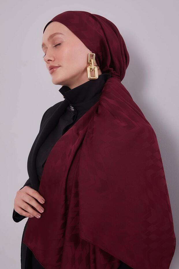 شال جاكار أزرق بنمط متقاطع باللون العنابي