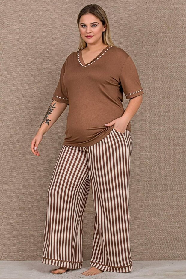 طقم بيجامة مزدوجة بمقاس كبير وياقة على شكل حرف V وجزء سفلي منقوش