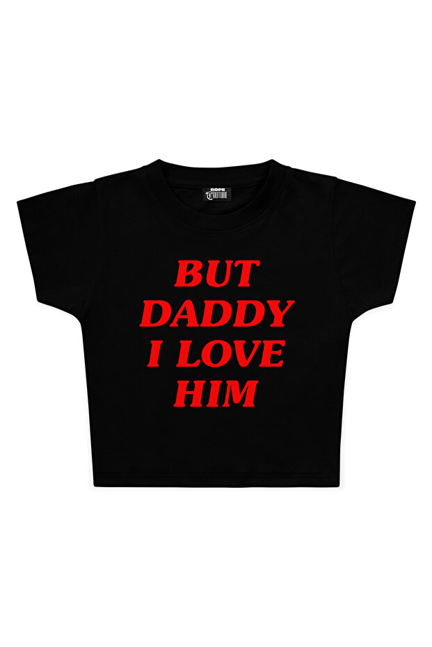 تي شيرت قصير مطبوع عليه عبارة But Daddy I Love Him