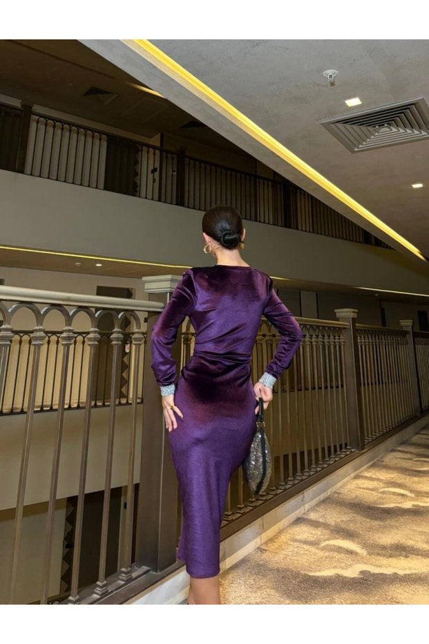    Women's Crew Neck Padded Cuff Detail Velvet Fabric Midi Length Dress