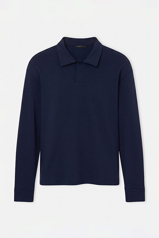 سترة رياضية باللون الأزرق الداكن بدون أكتاف من سلسلة Lacivert Düşeyin Düşük Shoulder Regular Wardrobe Essentials ذات ياقة بولو TMNAW27SW00014
