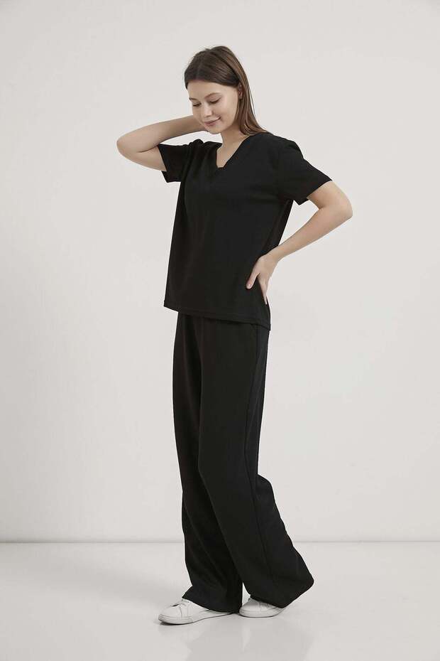 V-Neck T-Shirt and Waist-Tie Detailed Sweatpants Set