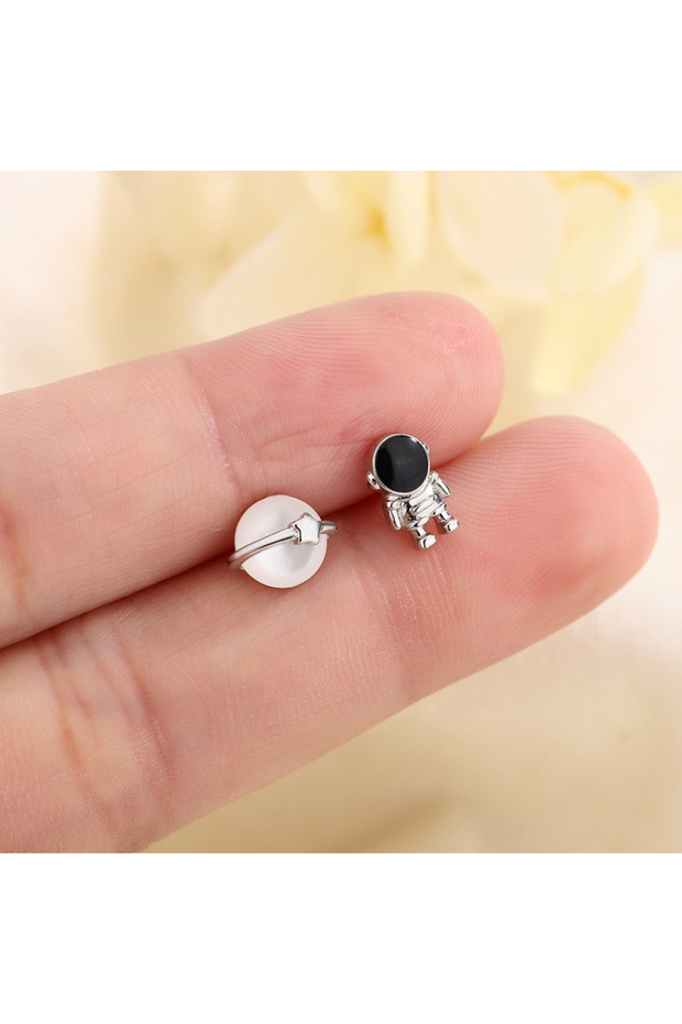 qd335 New Cute Space Astronaut Planet Opal Stud Earrings for Women Silver Color Lovely Simple Ear Pi