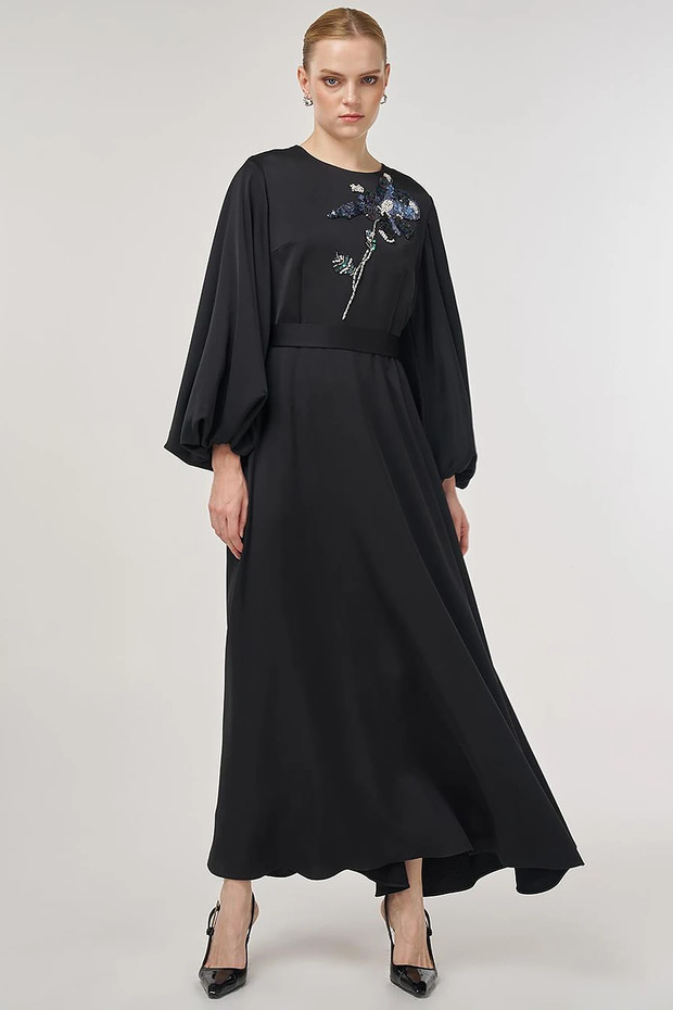 فستان ساتان مطرز بالترتر باللون الأسود