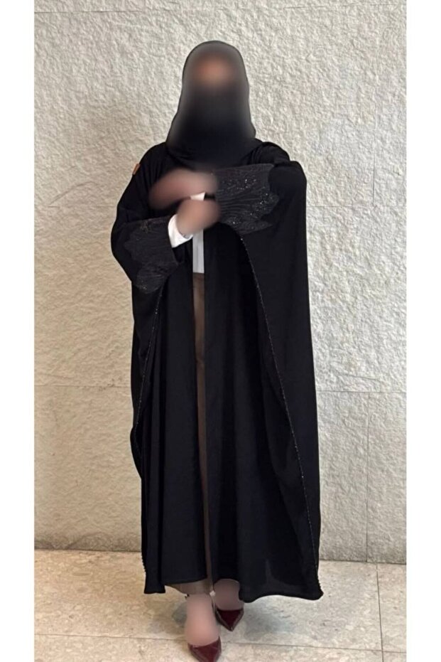 عباية الثراء – عباية كريب ملكي سوداء واسعة بتطريز فاخر على الأكمام | Luxury Crepe Black Abaya