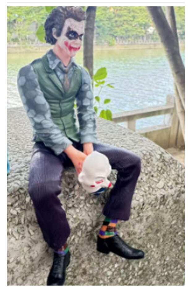 Bandai 10CM with mask 2025 10cm Roof Decoration Joker Heath Ledger Sitting Posture Figures Car Doll