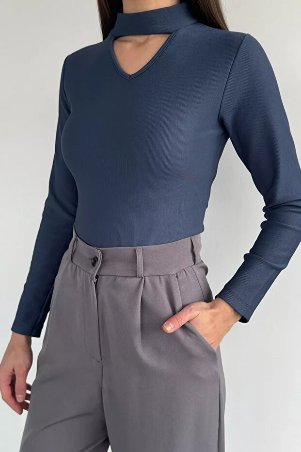 Women's Blouse with Front Window and Self-Line Pattern