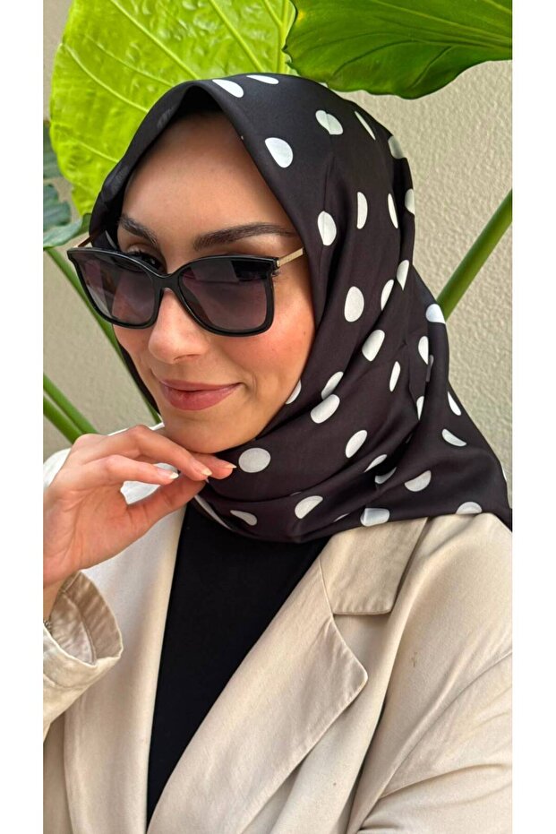 Pointed Black Soft Scarf