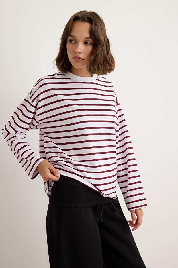 Ekru Çizgili Oversize/Geniş Kesim Bisiklet Yaka İnce Örme Sweatshirt TWOAW23SW00326