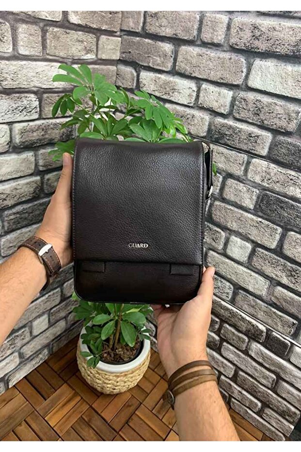 حقيبة كتف رجالية من الجلد الطبيعي باللون الأسود P1736