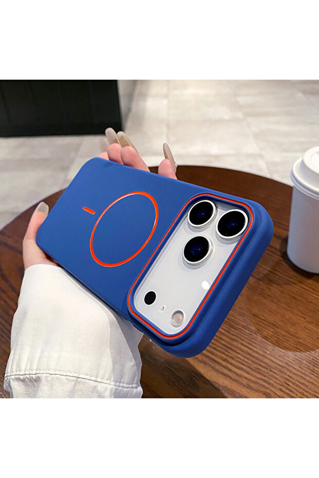 هاتف iPhone 17 Pro أزرق اللون، مزود بتقنية الشحن اللاسلكي المغناطيسي MagSafe، غطاء حماية فاخر لون سادة موحد غير لامع من مادة TPU.