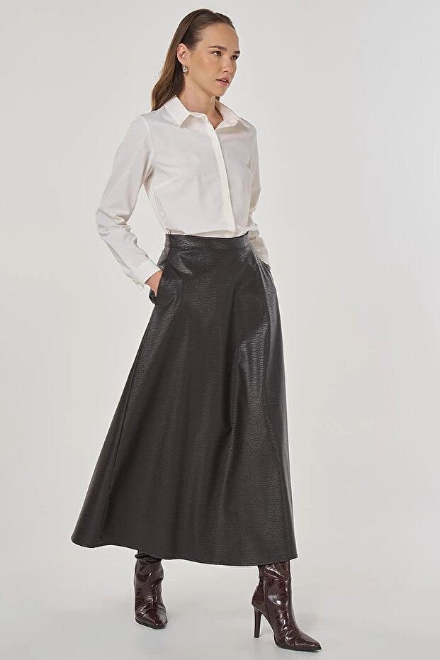 تنورة واسعة من الجلد الصناعي باللون البني الداكن