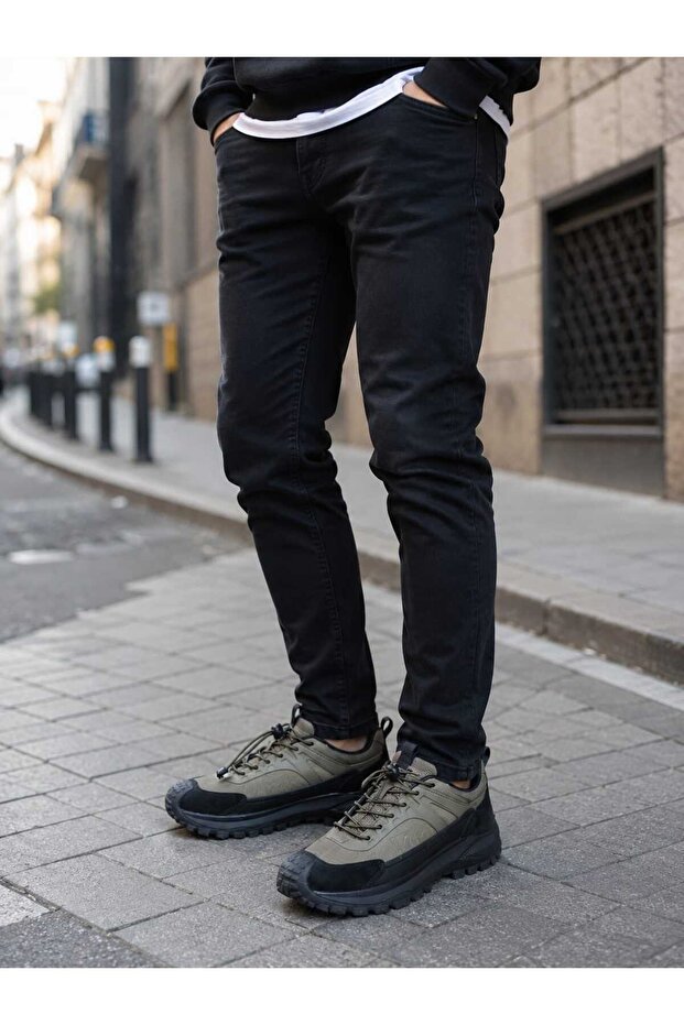 Men's Daily Outdoor Sneaker with Smart Lace-Up Feature and Tight Fit