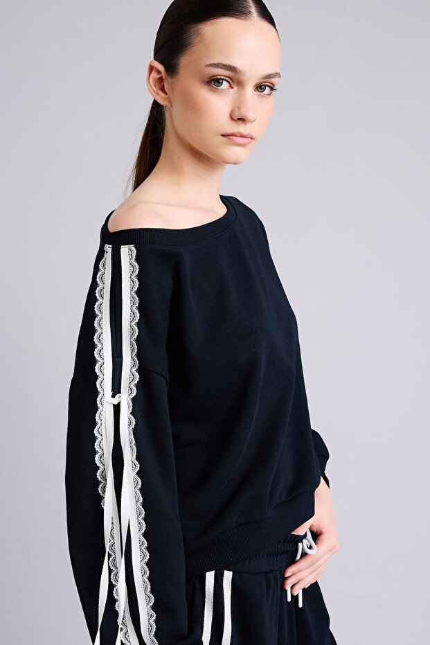Loose Fit Boat Neck Lace Trim Basic Sweatshirt I2476Ax26Au