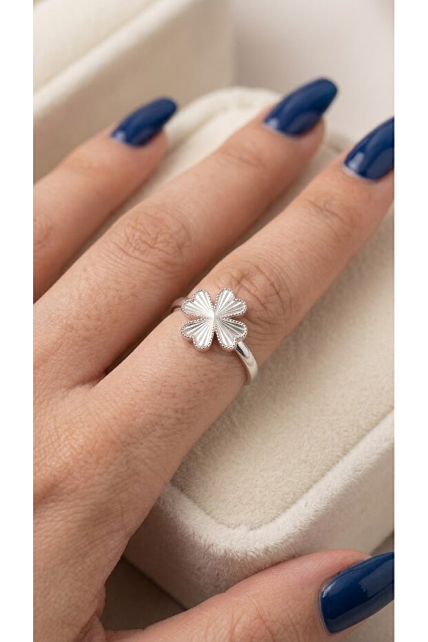 Flower Patterned Adjustable Women's Ring Jewelry Model Stylish Jewelry Steel Look