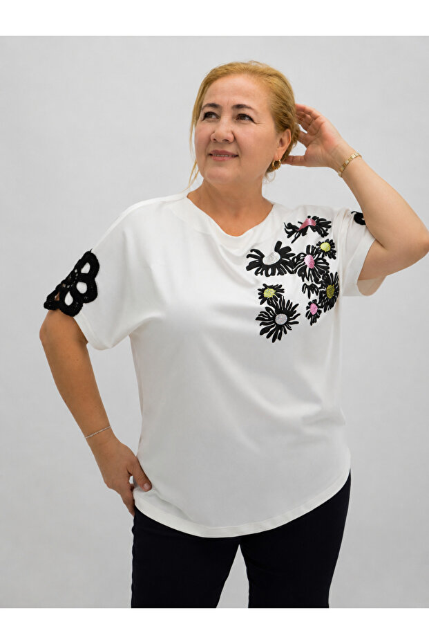 Plus Size Women's Blouse with Stone Daisy Pattern and Floral Knit Detail
