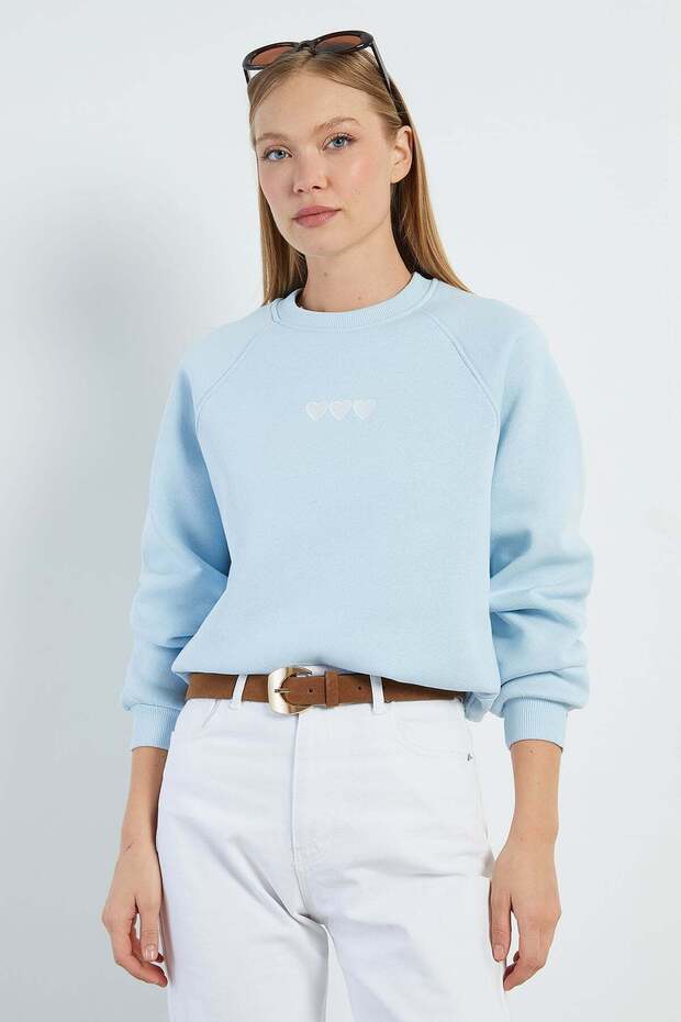 3 Thread Heart Embroidered O Oversized Sweatshirt