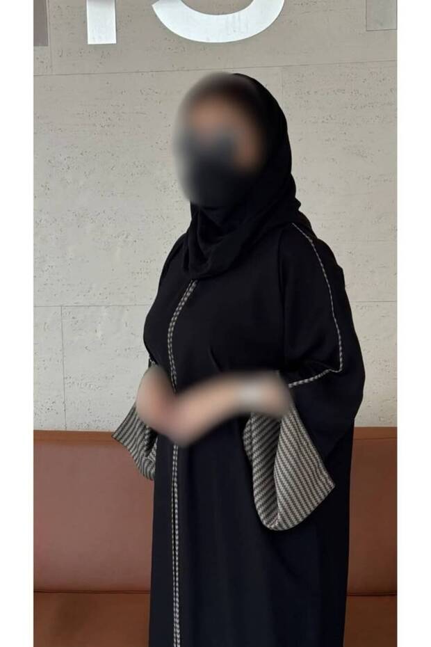 عباية سارة – فخامة الكريب بتفاصيل نقشة الهيرن بون