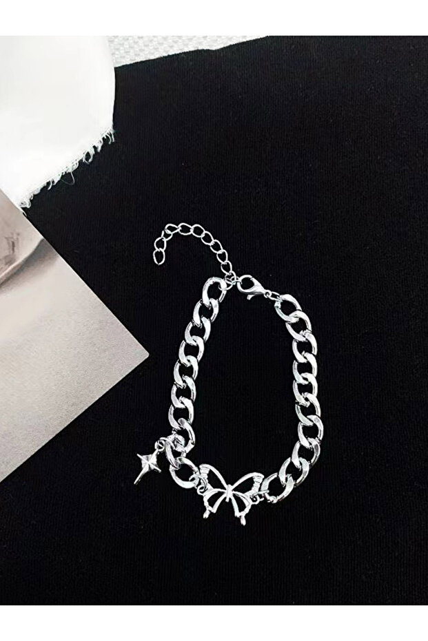سوار بسلسلة مزينة بتفاصيل الفراشات