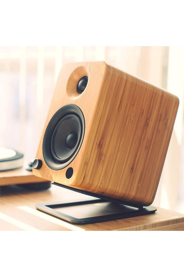 2 computer speaker stands, 16° tilt.