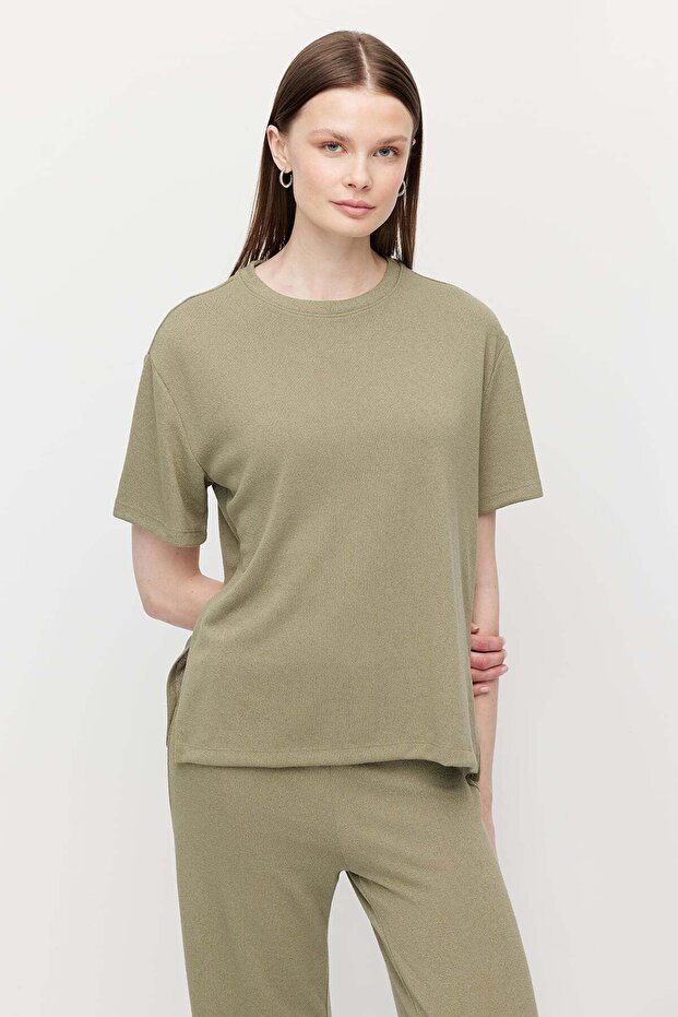 Women's crew neck oversized t-shirt with side slits