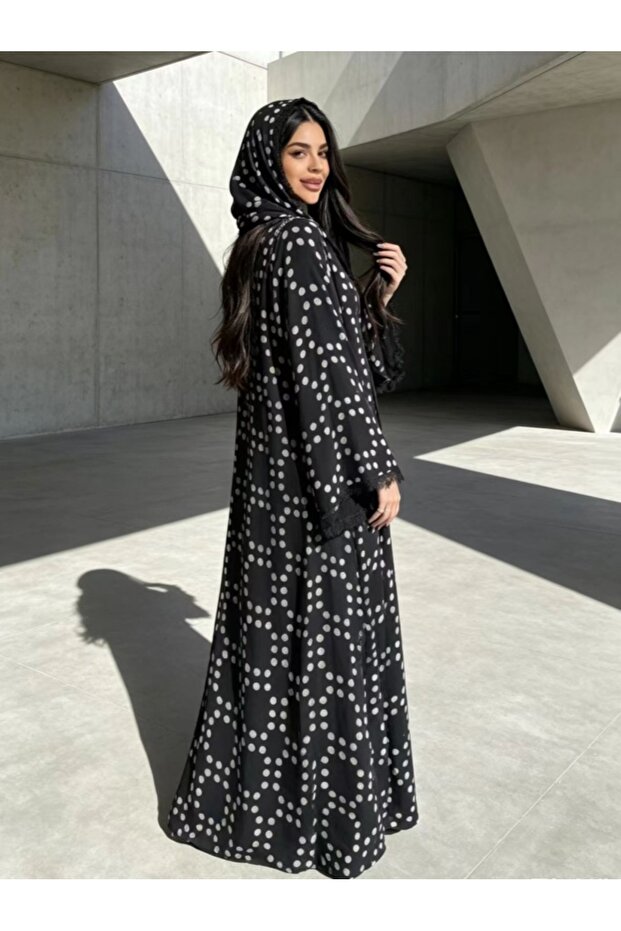 طقم عباءة أنيق بنقشة البولكا دوت مع حواف من الدانتيل (مع غطاء رأس مطابق)