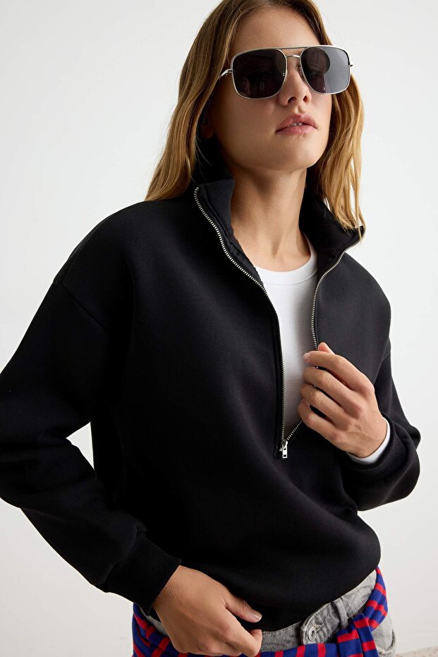 Siyah Kalın İçi Polarlı Fermuarlı Dik Yaka Oversize/Geniş Kesim Örme Sweatshirt TWOAW27SW00078