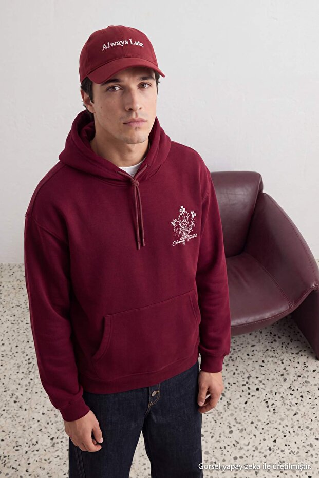 Bordo Oversize/Geniş Kesim Kapüşonlu Baskılı İçi Polar/Sıcak Tutan Sweatshirt TMNAW24SW00100